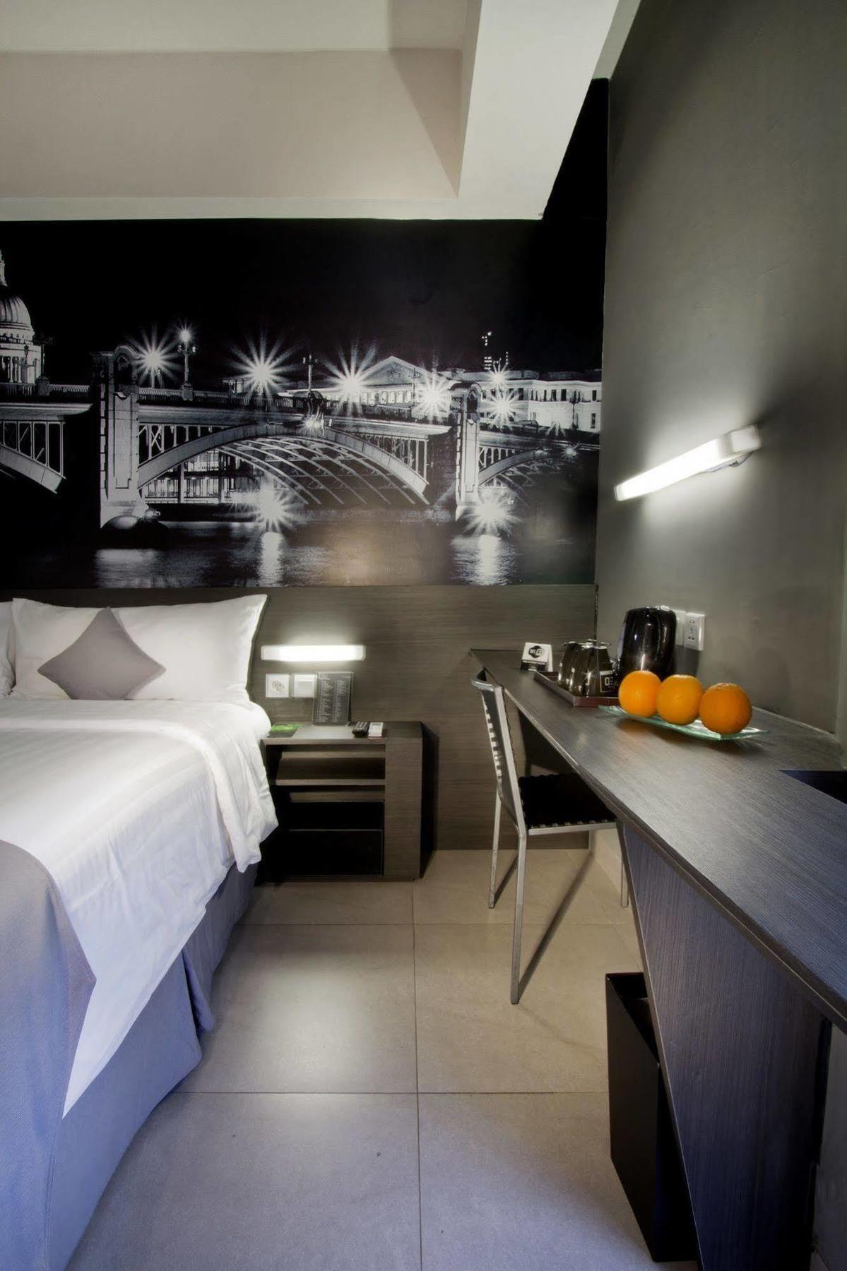 Neo Hotel Tendean Jakarta By Aston Экстерьер фото