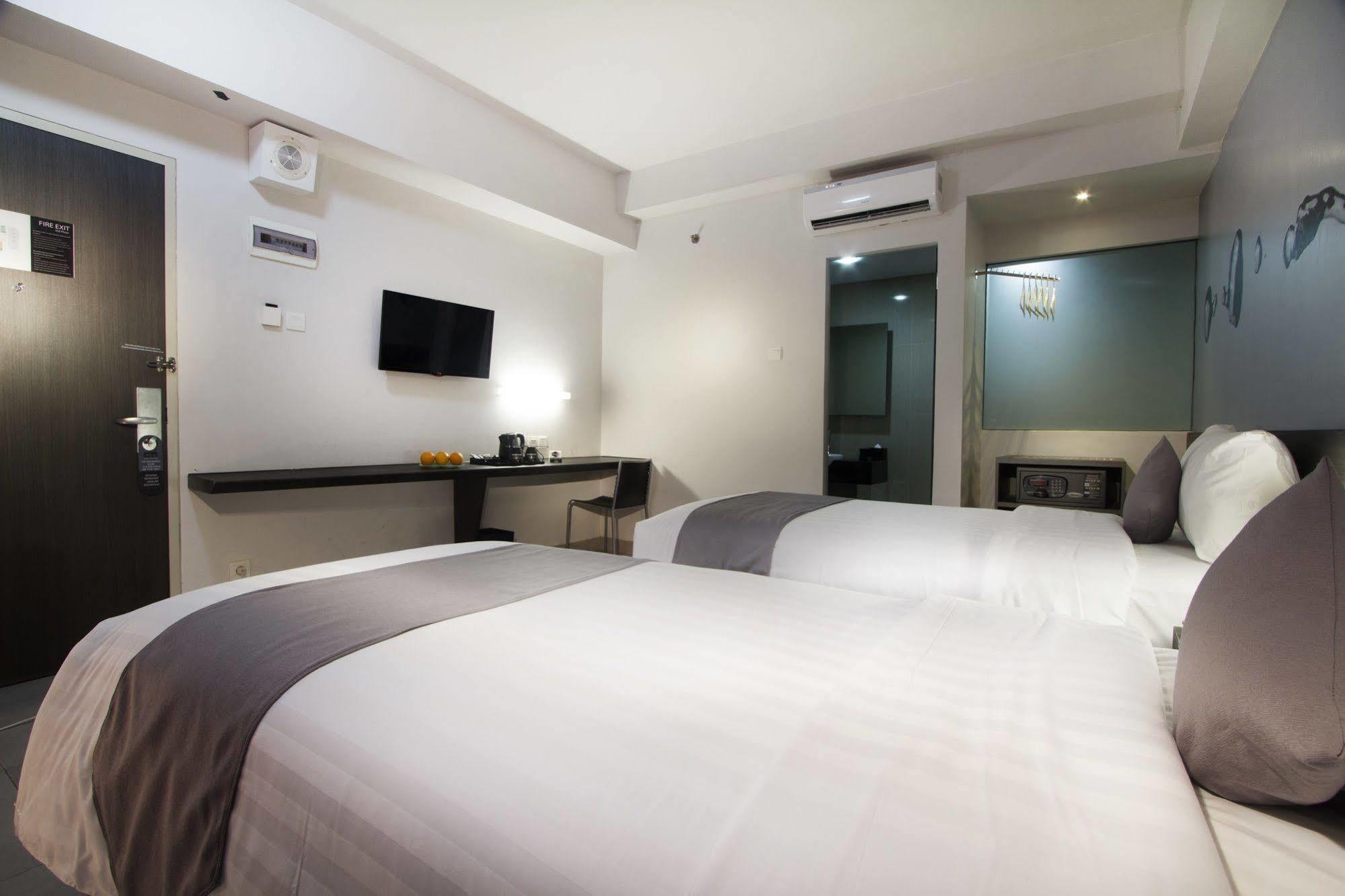 Neo Hotel Tendean Jakarta By Aston Экстерьер фото